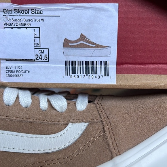 Vans WMNS Old Skool Stacked Soft Suede Burro/True White 
VN0A7Q5MB69
Platforms - Picture 16 of 16
